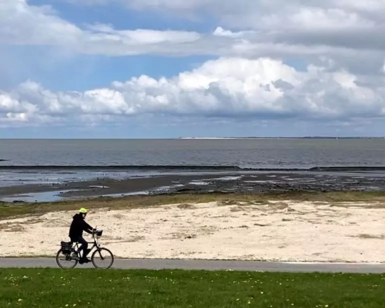 Blick über den Strand und das Watt in Neuharlingersiel