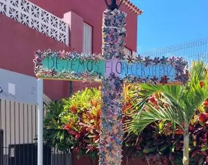 blumengeschmücktes Kreuz aus Teneriffa