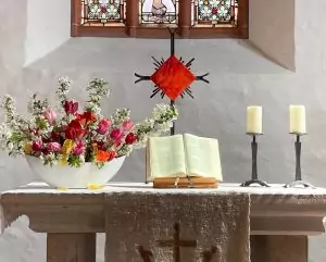 Innenraum einer Kirche mit Altar