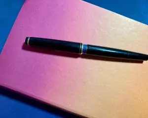 Füller auf einem Journaling-Buch