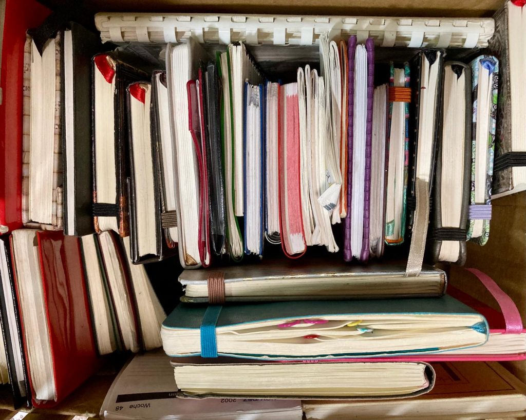 Tagebücher in einer Kiste