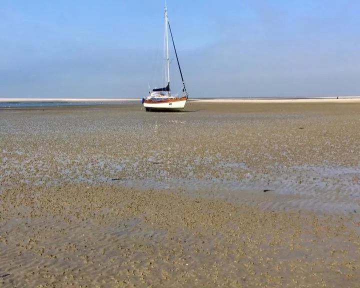 Segelboot auf einer Sandbank
