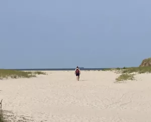einsamer Strandgänger auf dem Weg zum Meer