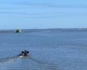 Hafenausfahrt mit einem Sportboot und einer Fähre
