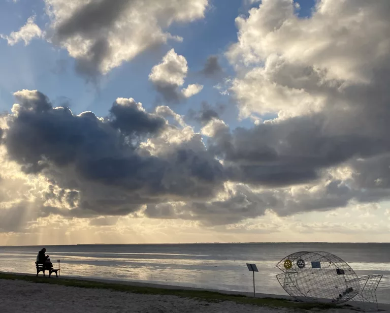 bunte große Wolken überm MEer