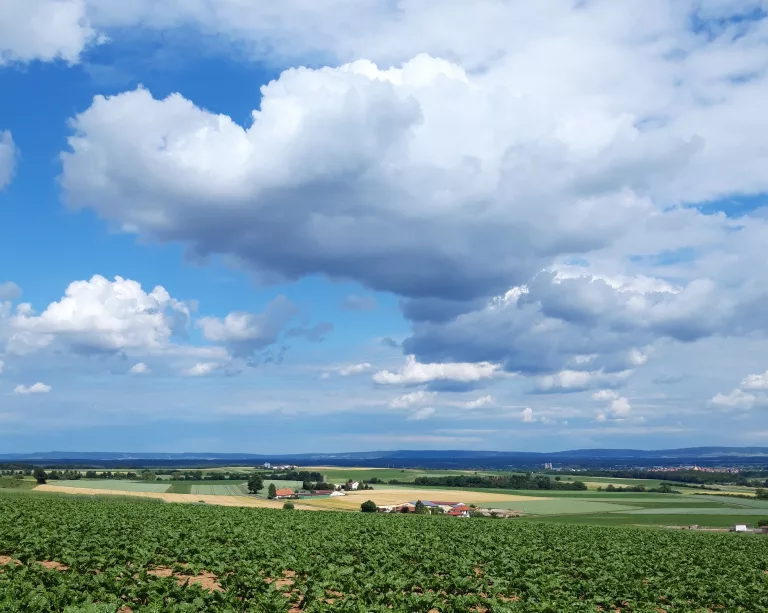 weite Landschaft mit Wolkenhimmel