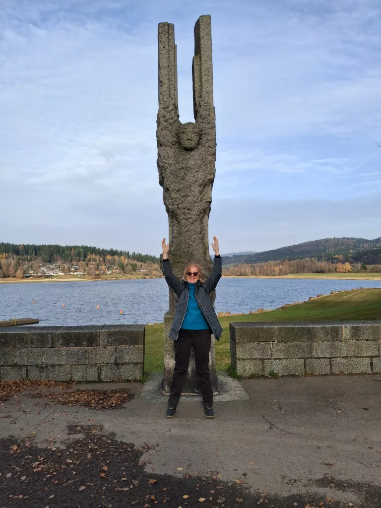 Engelskulptur am Perlsee mit der Autorin