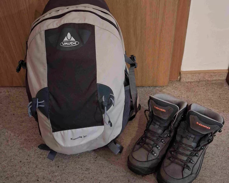 Rucksack und Wanderschuhe