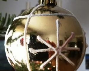 Weihnachtskugel in Gold