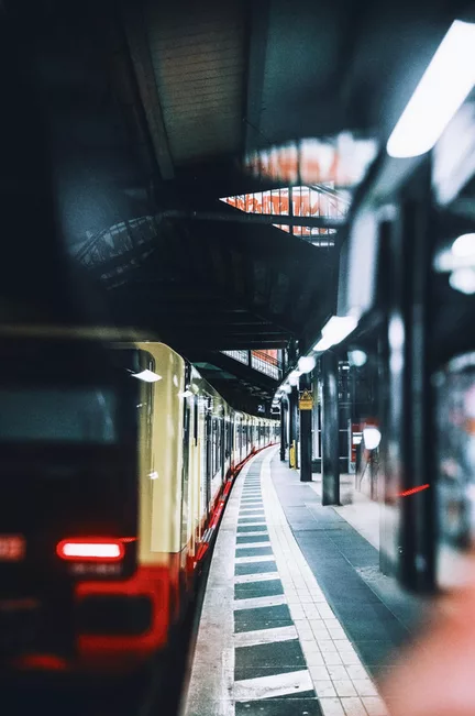 U-Bahn Bahnsteig in der Station unterirdisch