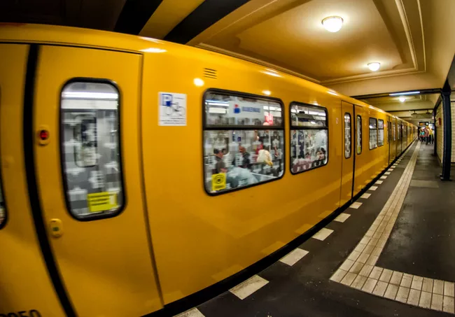 gelbe U-Bahn im Tunnel Seitenansicht