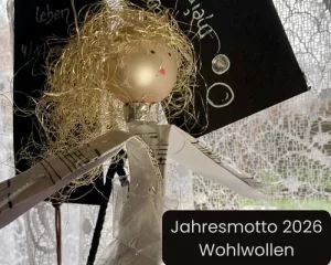 gebastelter Engel aus Weihnachtskugel und Notenpapier mit dem Schild JAhresmotto 2026 Wohlwollen