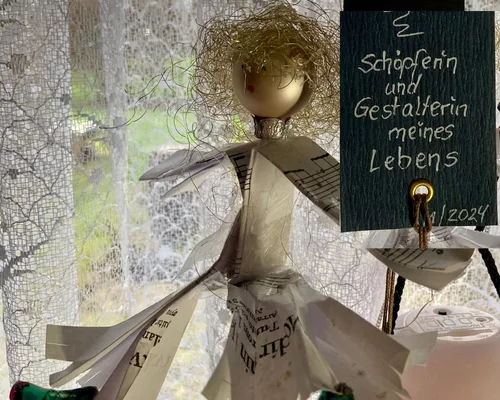 gebastelter Engel aus Weihnachtskugel und Notenpapier mit dem Jahresmotto 2024