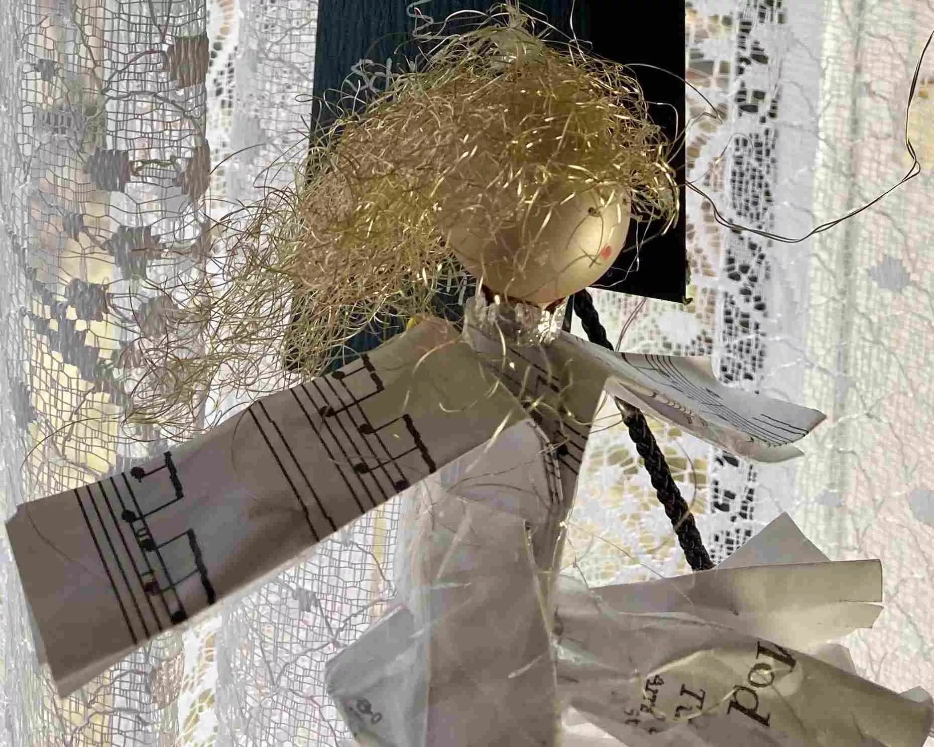 gebastelter Engel aus Weihnachtskugel und Notenpapier