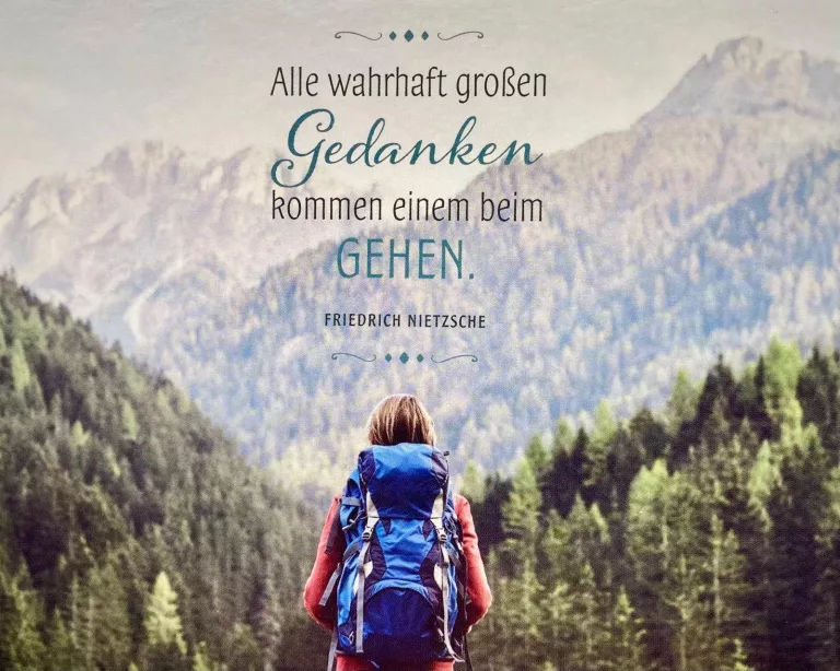 Wanderin mit Rucksack in Berglandschaft