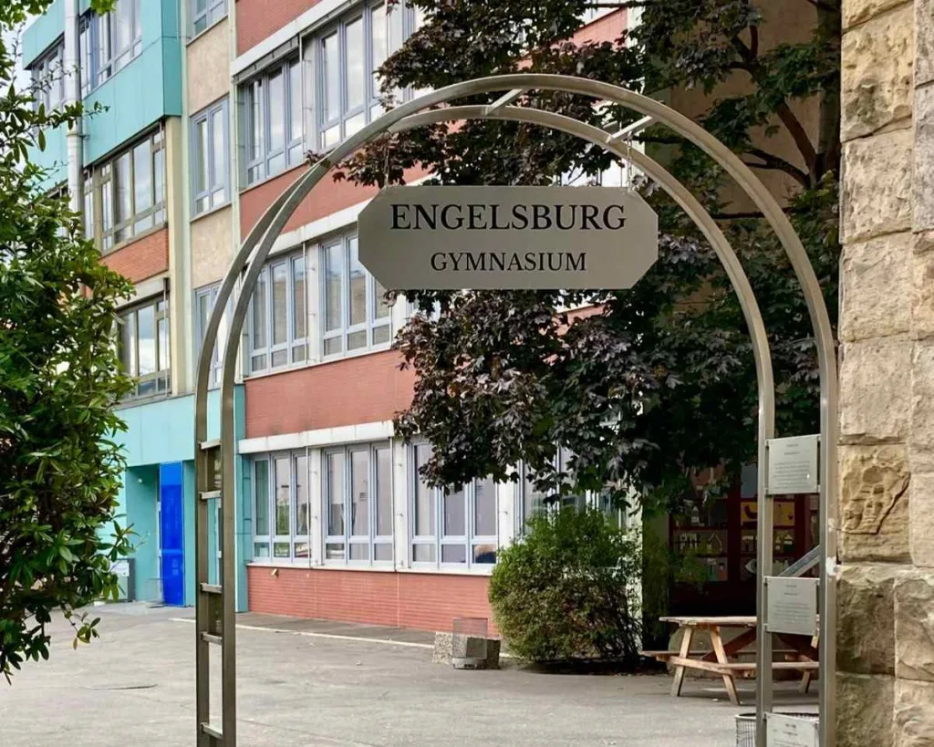 Eingang zum Schulgelände der Engelsburg mit Blicka uf den Schulhof