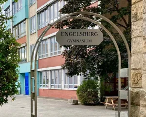 Eingang zum Schulgelände der Engelsburg mit Blicka uf den Schulhof